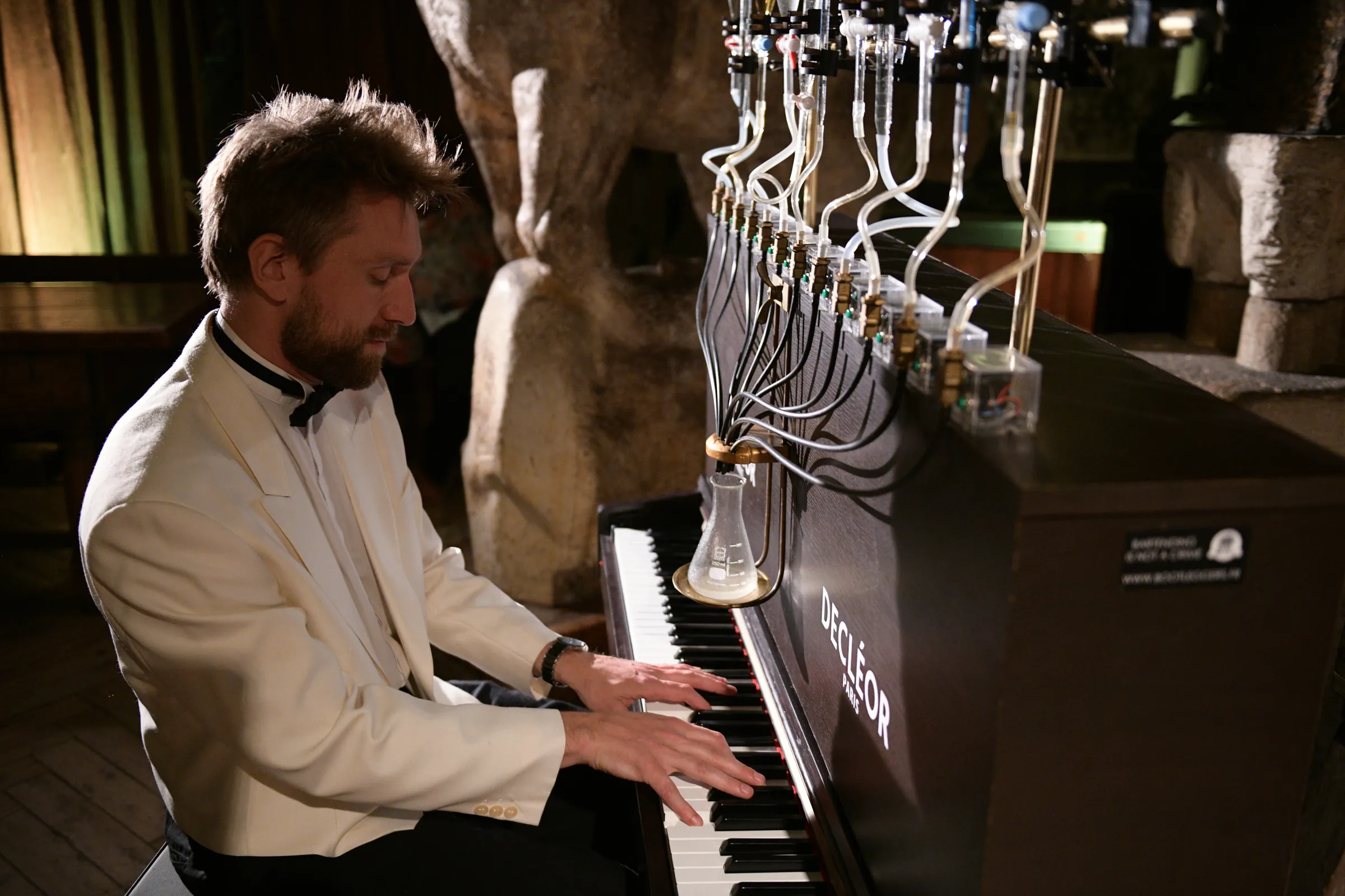 Pianiste en smoking jouant le Pianocktail pendant une représentation
