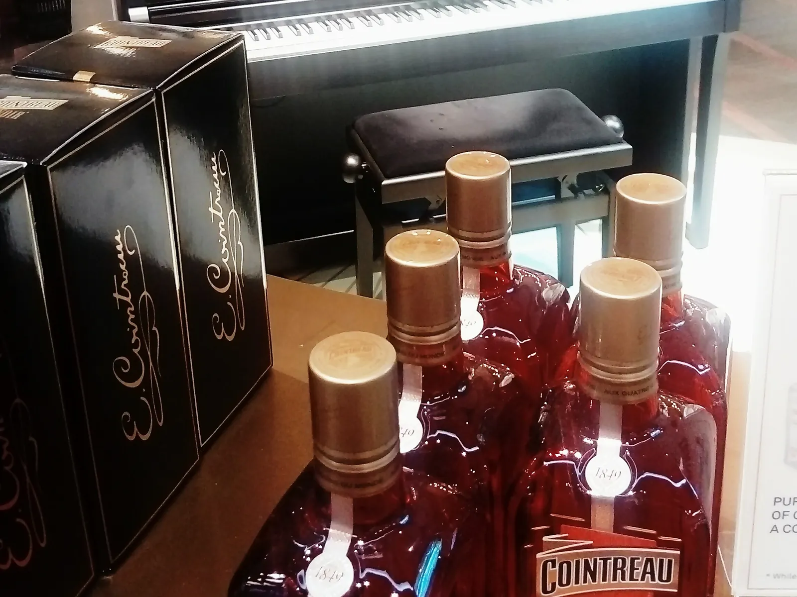 Bouteilles de Cointreau posées au pied du piano