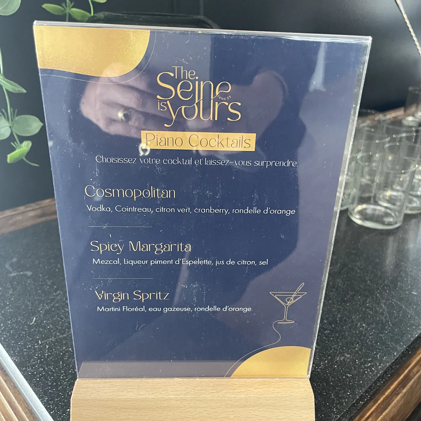 Carte de cocktails personnalisée « The Seine is yours » pour un événement d'entreprise