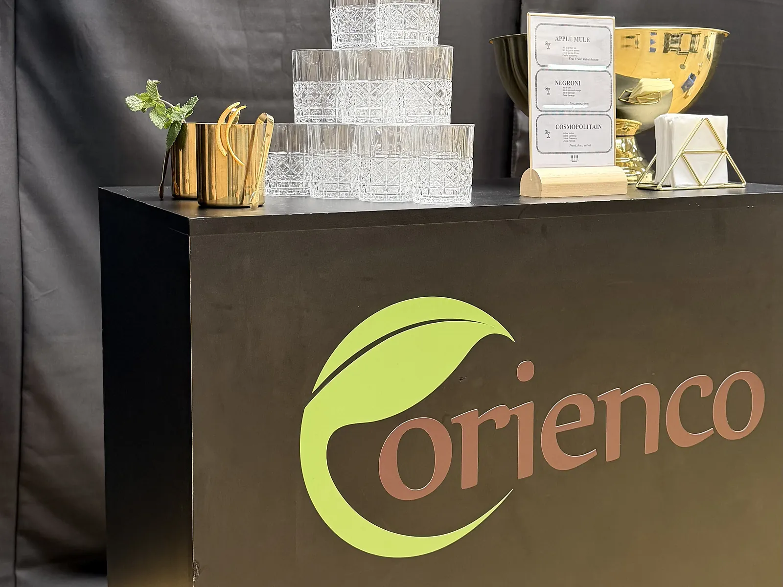 Comptoir aux couleurs de la marque Orienco, pyramide de verres en cristal