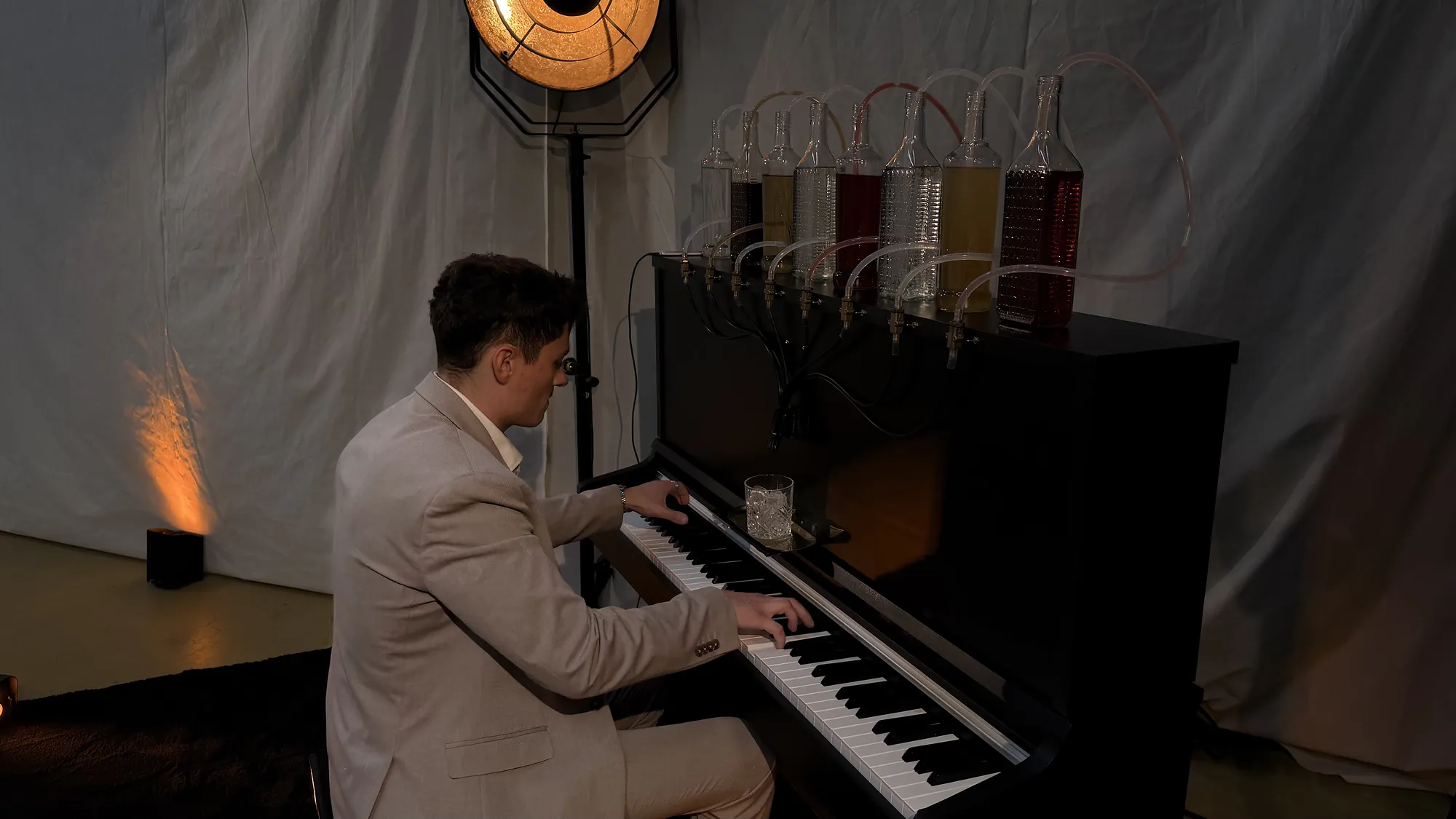 Le pianiste joue le Pianocktail sur une scène éclairée pour un lancement