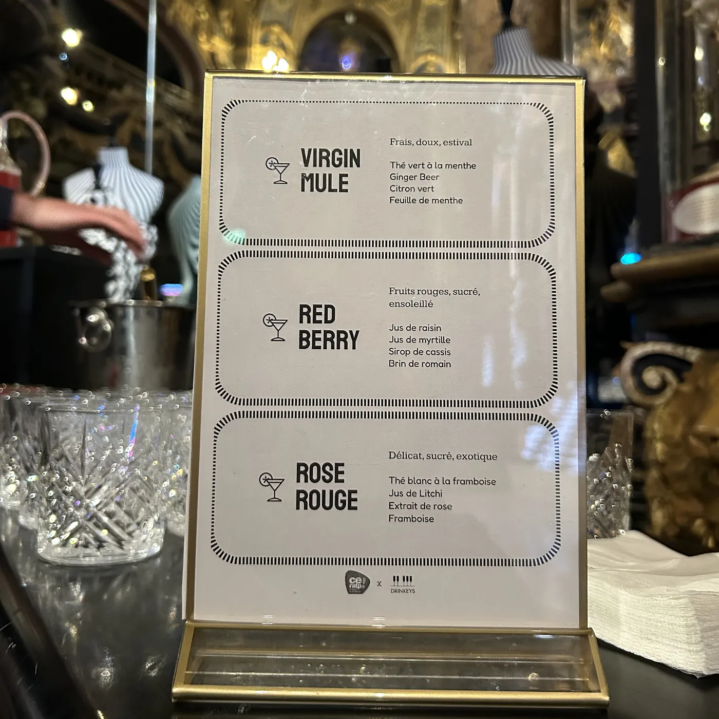 Carte de cocktails sans alcool posée à côté du Pianocktail