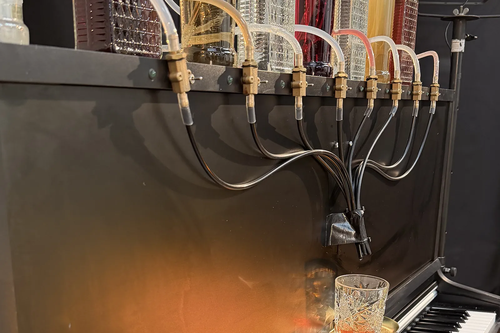 Les tuyaux du Pianocktail relient les bouteilles au verre posé au-dessus du clavier