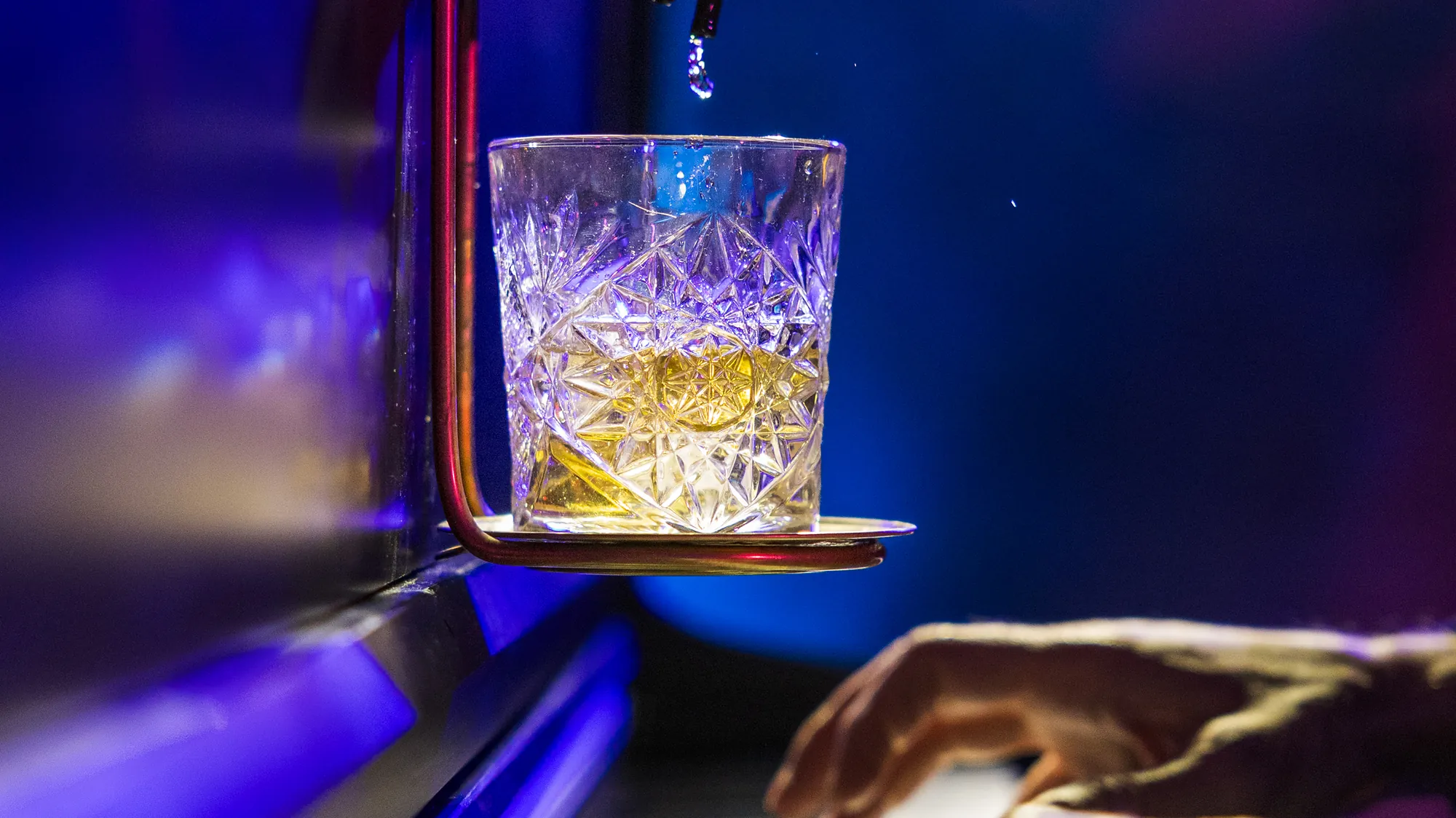Le verre en cristal du Pianocktail se remplit pendant que le pianiste joue
