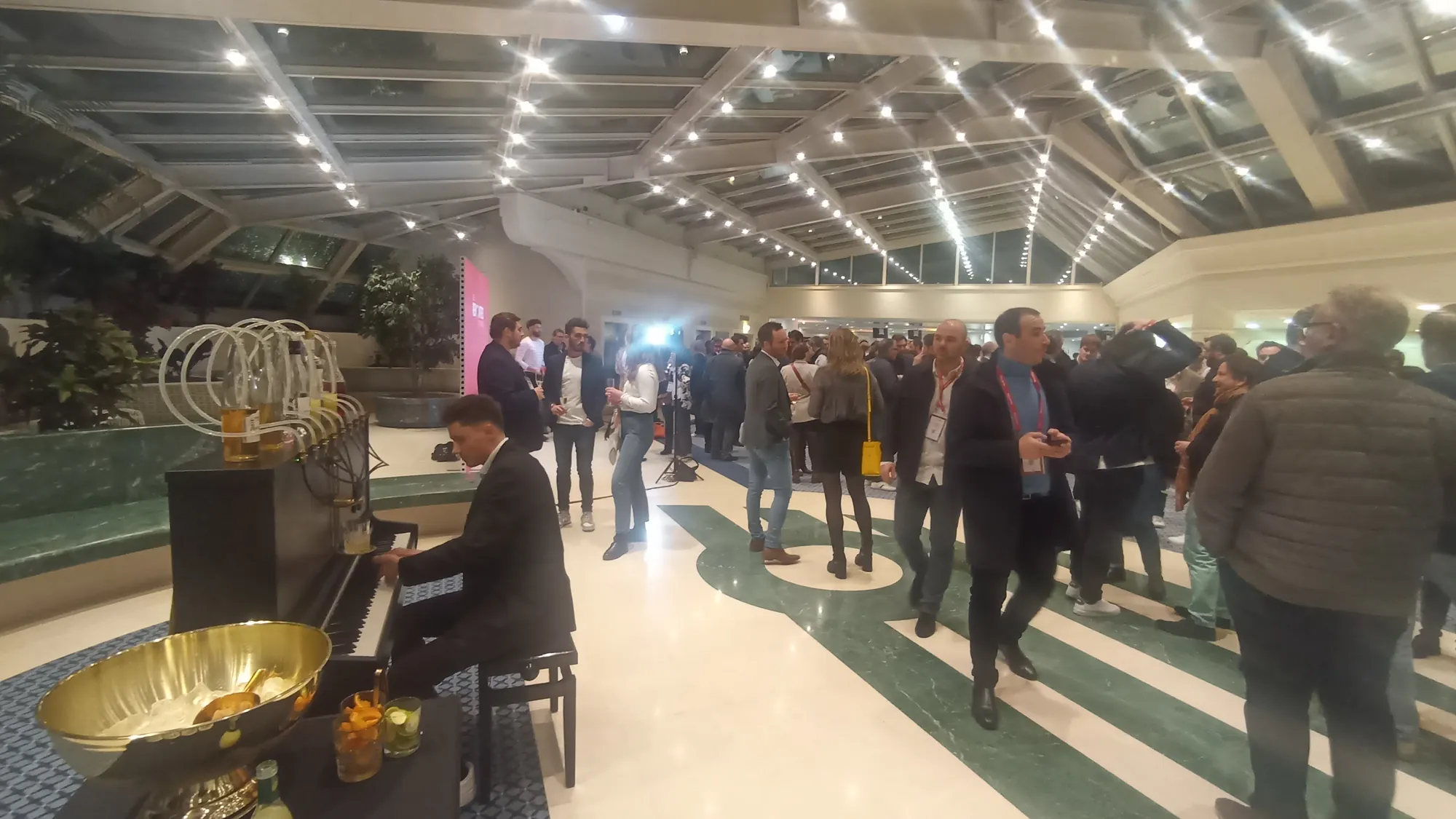 Animation soirée de fin d'année : le pianiste joue le Pianocktail devant les collaborateurs