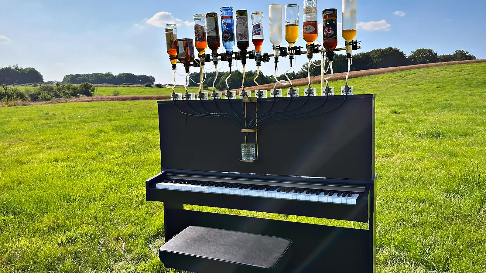Animation vin d'honneur : le Pianocktail installé en plein air, dans un champ