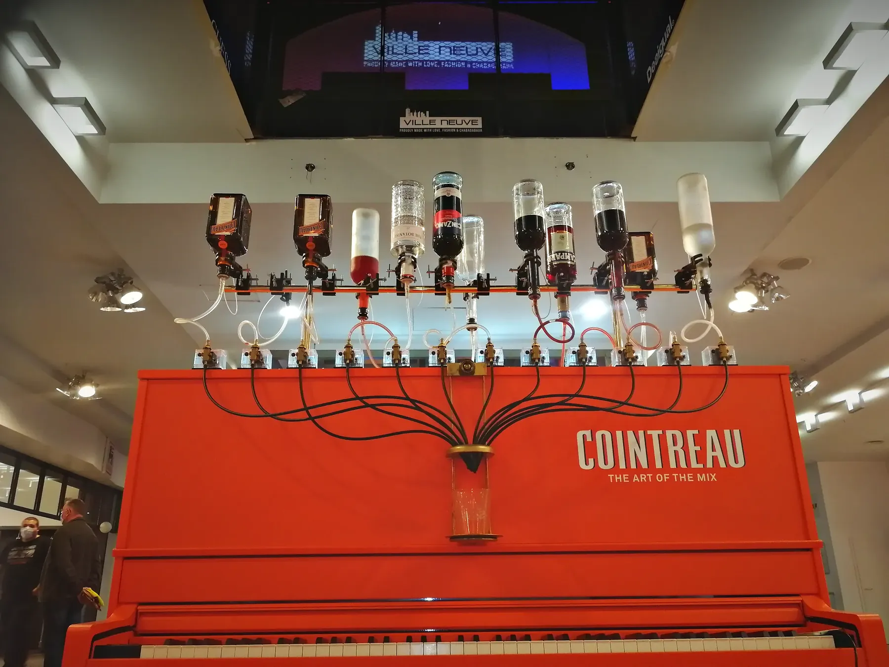 Le Pianocktail orange aux couleurs de Cointreau, bouteilles reliées au verre