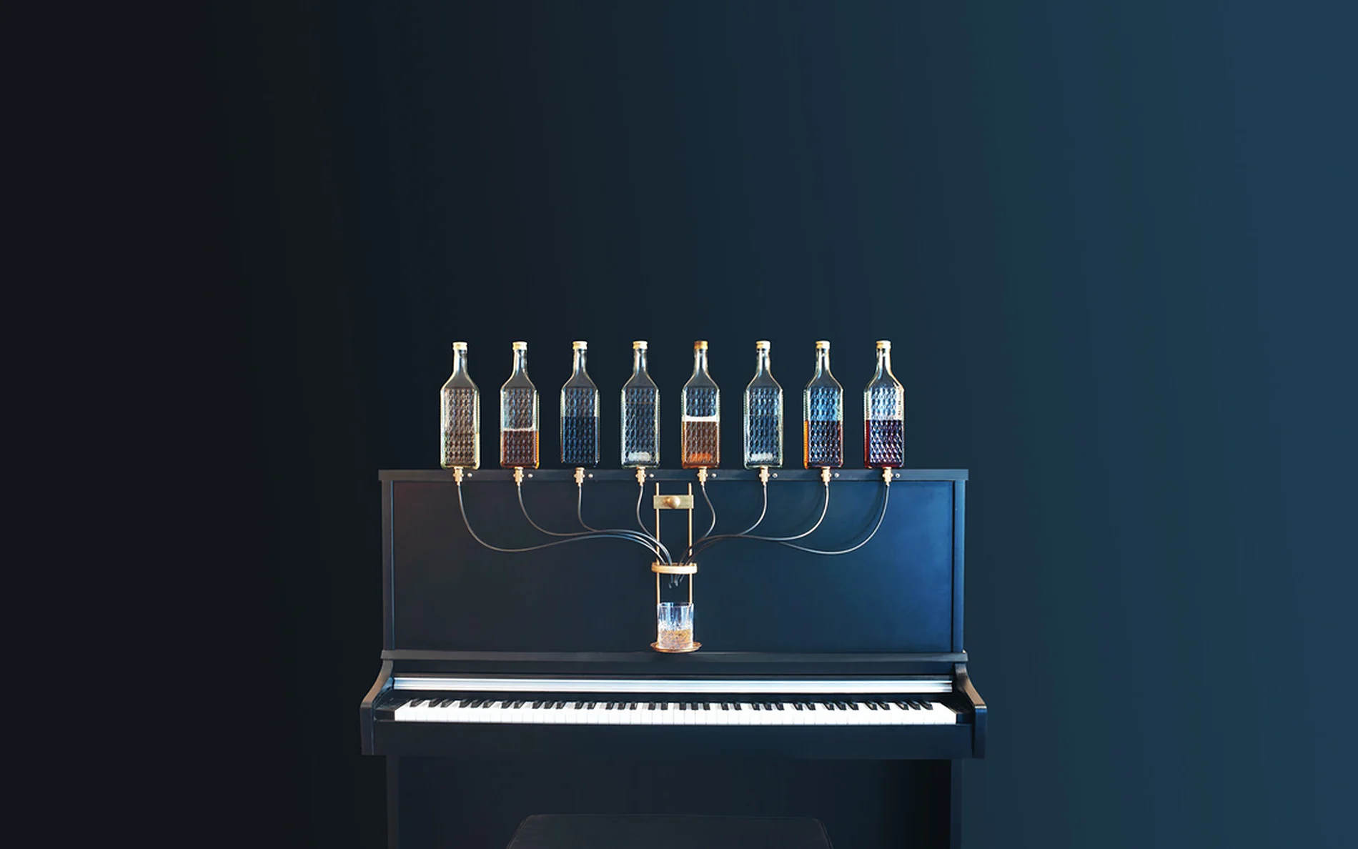 Le Pianocktail construit par Cyril : un piano droit noir surmonté de huit bouteilles en cristal