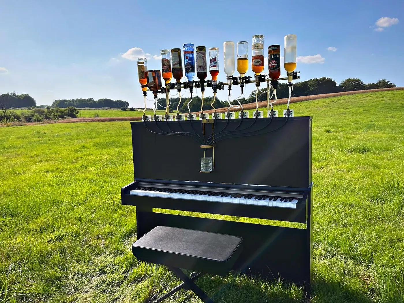 Le Pianocktail installé dans un champ pour un mariage champêtre