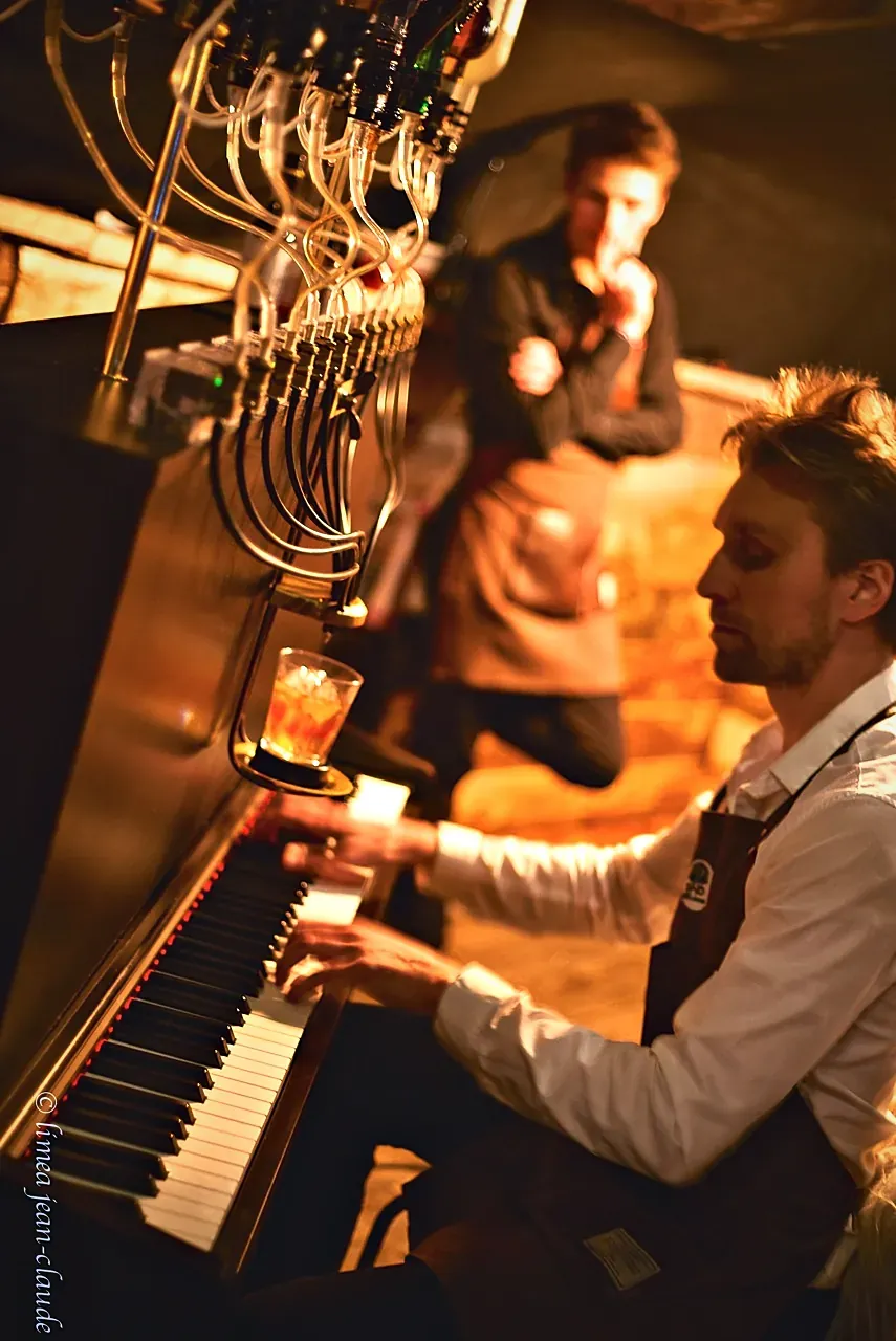 Le pianiste joue, le cocktail se prépare sous les bouteilles du Pianocktail