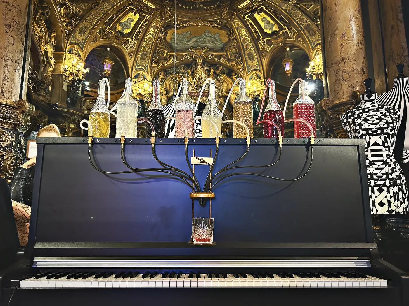 Le Pianocktail et ses carafes de cristal dans un salon doré