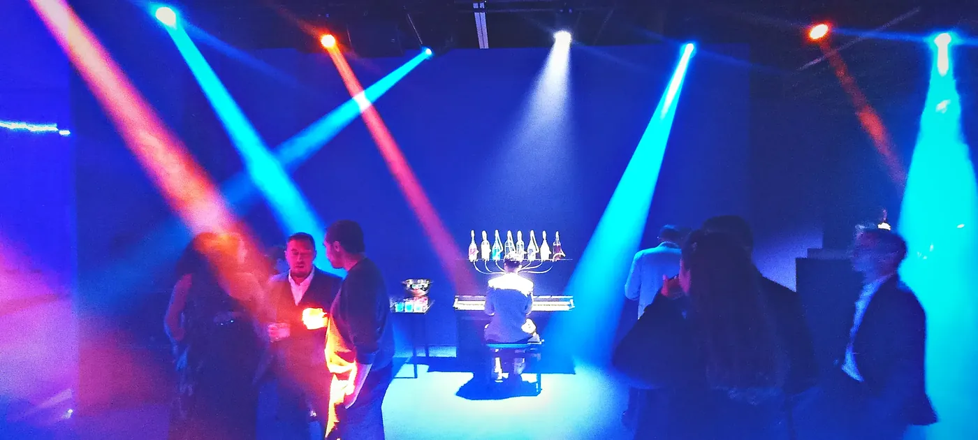 Le Pianocktail sur scène sous les faisceaux lumineux d'une soirée d'entreprise