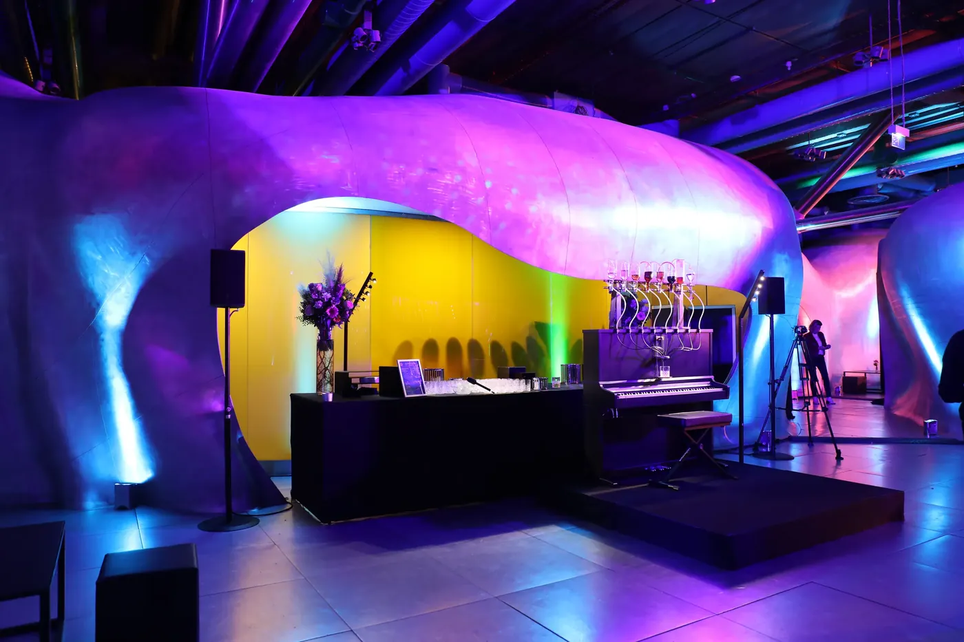 Le Pianocktail dans un lieu événementiel baigné de lumière violette, soirée SCOR