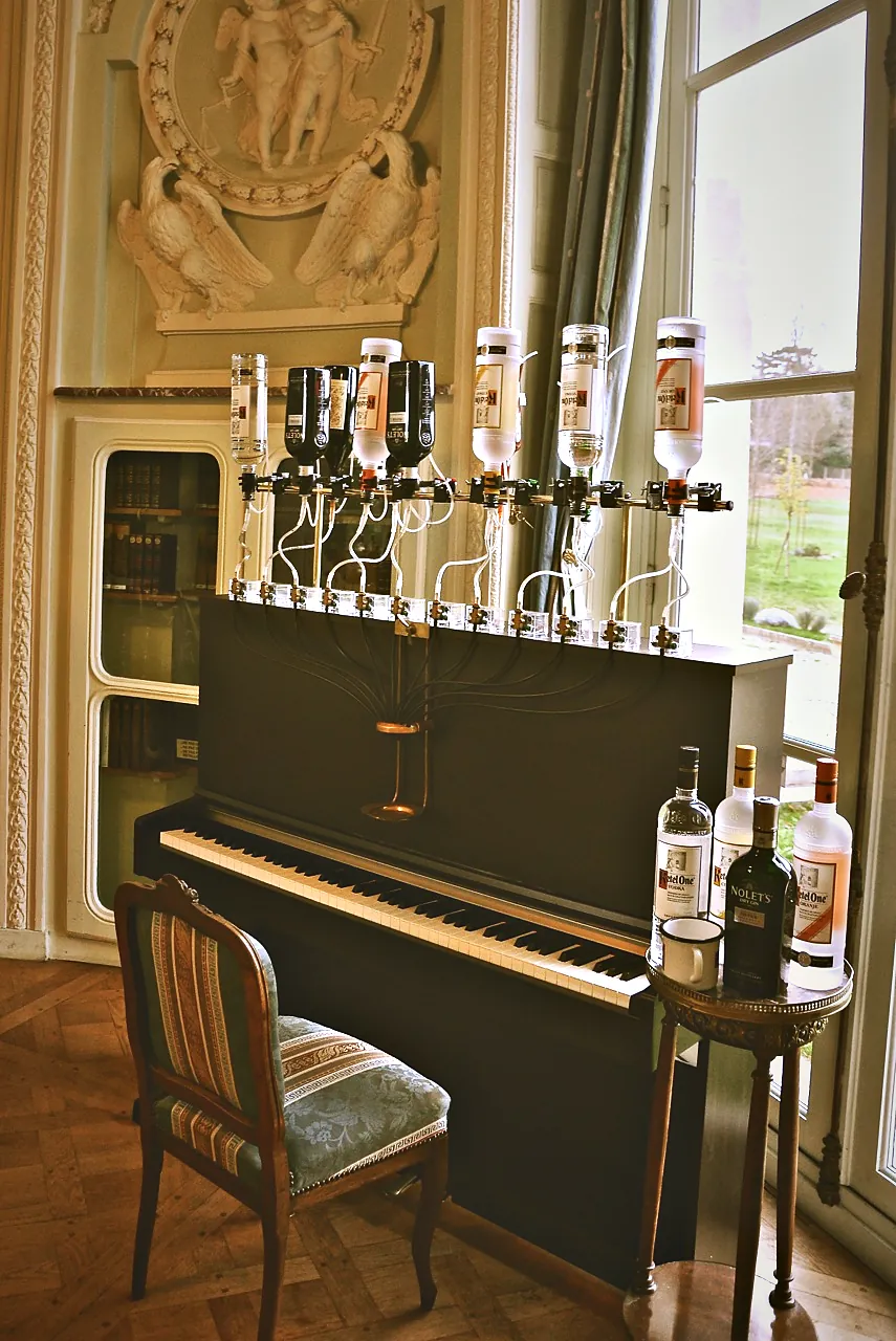 Le Pianocktail installé dans un salon aux dorures
